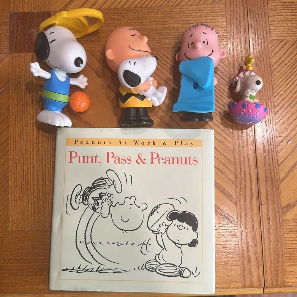 Peanuts Snoopy Charlie Brown Figure Lot NASA Snoopy Book Toys
